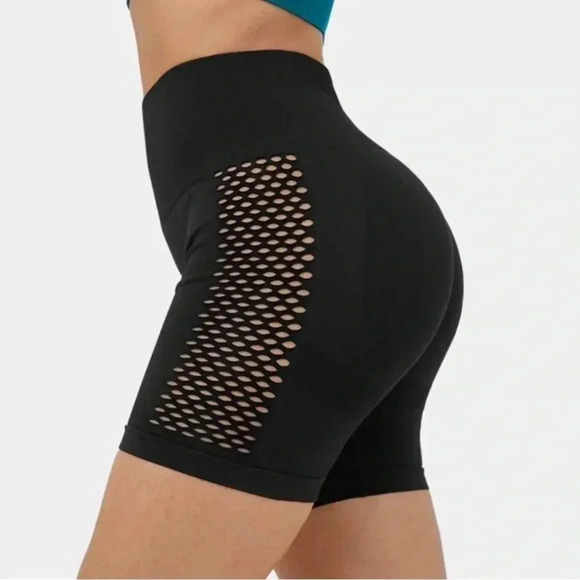 Halara Seamless Flow High Waisted Cut Out Ruched Yoga Biker Shorts - Medium - Picture 3 of 10